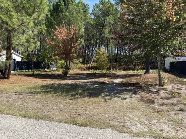 situé sur la commune de Eysines 33320 ce terrain à bâtir d'une superficie de 833 m² borné à viabiliser est présenté par les Demeures d'Aquitaine