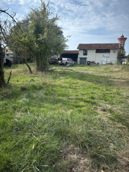 situé en seconde ligne ce magnifique terrain est proposé par les Demeures d'Aquitaine il sera borné et à viabiliser sur 33127 Martignas sur Jalles