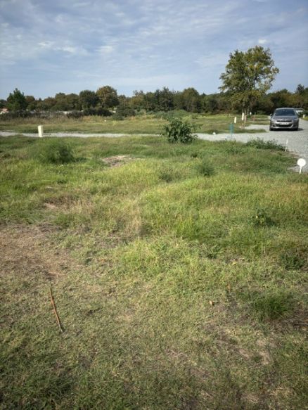 Les Demeures d'Aquitaine proposent ce terrain borné diffus à viabiliser sur Eysines 33320 d'une superficie de 813 m²