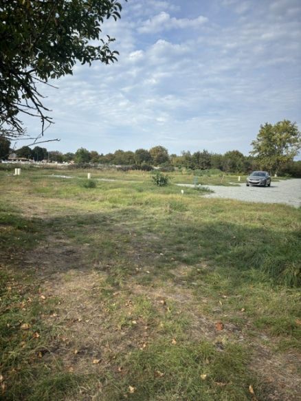 situé dans un endroit très calme ce terrain est proposé par les Demeures d'Aquitaine sur la commune de Sadirac  33670