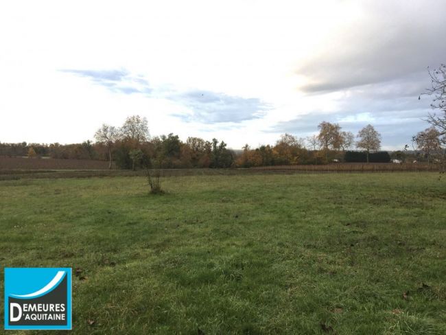 Terrain constructible de 670m2 environ à Tizac de Curton 33420