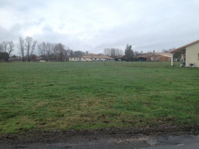TERRAIN CONSTRUCTIBLE 1100M2 CAMPS SUR L'ISLE 33660