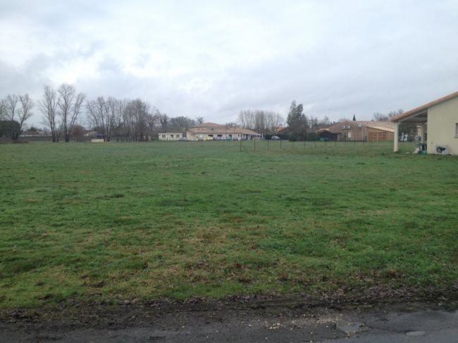 TERRAIN CONSTRUCTIBLE 1100M2 CAMPS SUR L'ISLE 33660