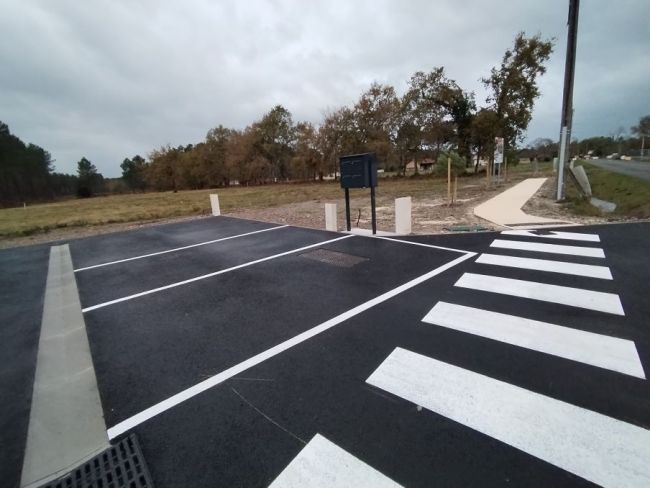Ce terrain viabilisé et borné est situé proche de Bordeaux, proposé par les Demeures d'Aquitaine il offres de nombreuses possibilités