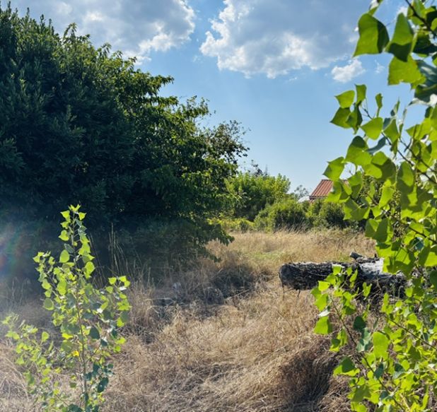 Exclusivité Demeures d' Aquitaine terrain à bâtir en zone urbaine à borner à viabiliser environ 400 m² situé en première ligne face à l' arrêt du bus