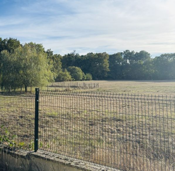 Terrain à bâtir sur la commune de Léognan 33850 au sein d'un lotissement, cette parcelle proposée par les Demeures d'Aquitaine sera bornéé et viabilisée