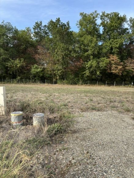 situé sur les hauteurs de Bouliac, secteur pavillonnaire, lotissement proposé par les Demeures d'Aquitaine d'une superficie de 692 m² et viabilisé