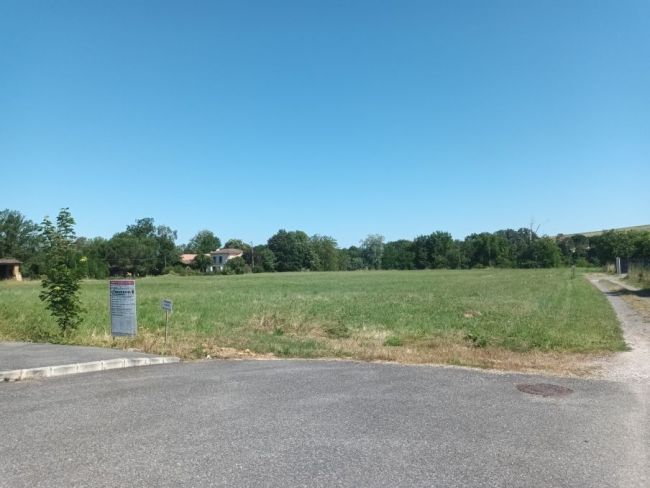 Terrain constructible viabilisé de 674 m² à vendre à Le Pian-Médoc, proche écoles et commodités