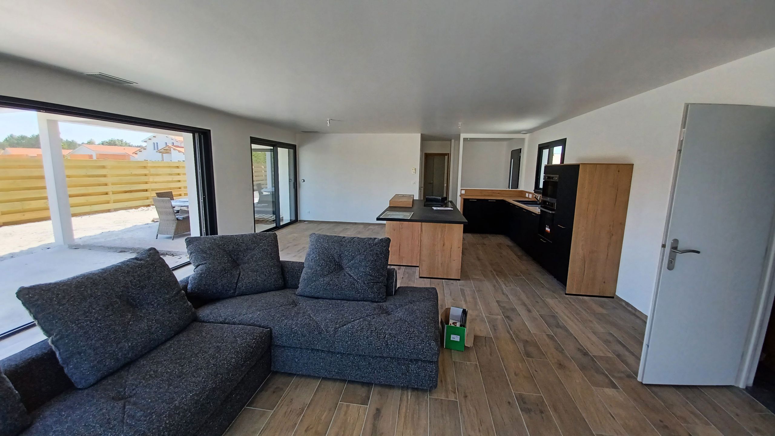 Maison de plain-pied traditionnelle avec piscine et terrasse couverte à Biscarrosse