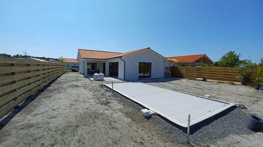Maison de plain-pied traditionnelle avec piscine et terrasse couverte à Biscarrosse
