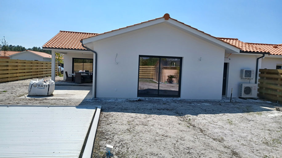 Maison de plain-pied traditionnelle avec piscine et terrasse couverte à Biscarrosse