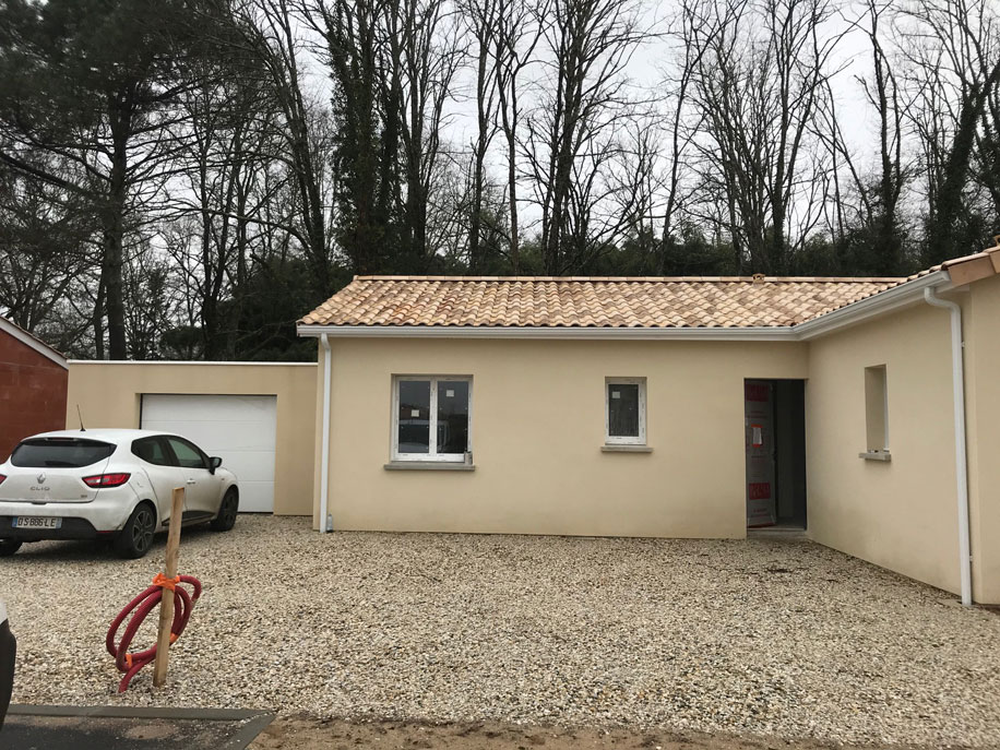 Maison traditionnelle de plain-pied avec garage à Pujols sur Ciron