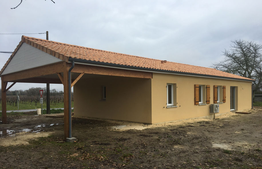 Maison traditionnelle volets bois avec grande terrasse couverte à Saint Genes de Fronsac